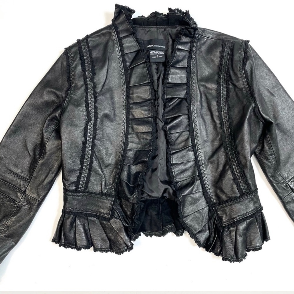 Moda International: Black leather jacket